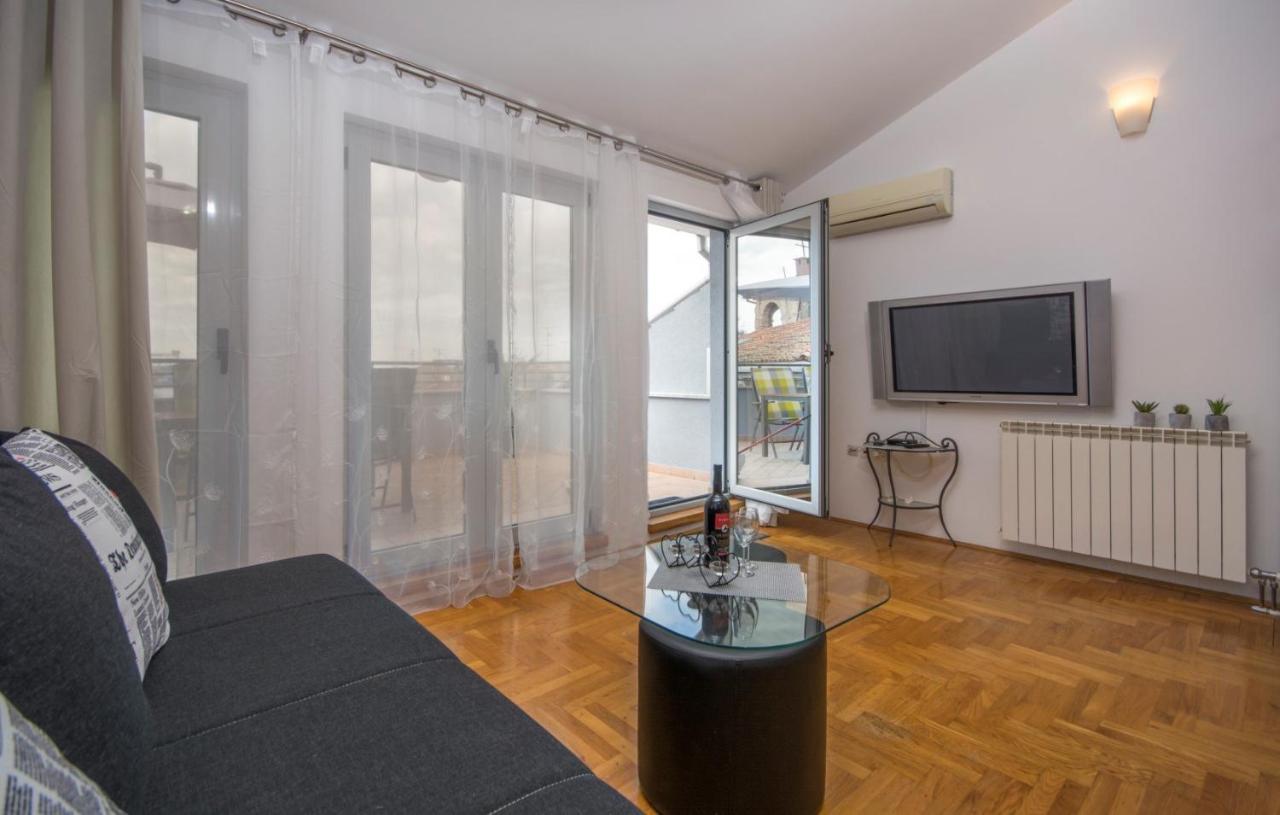 City Centre Sea View Apartment Пула Экстерьер фото