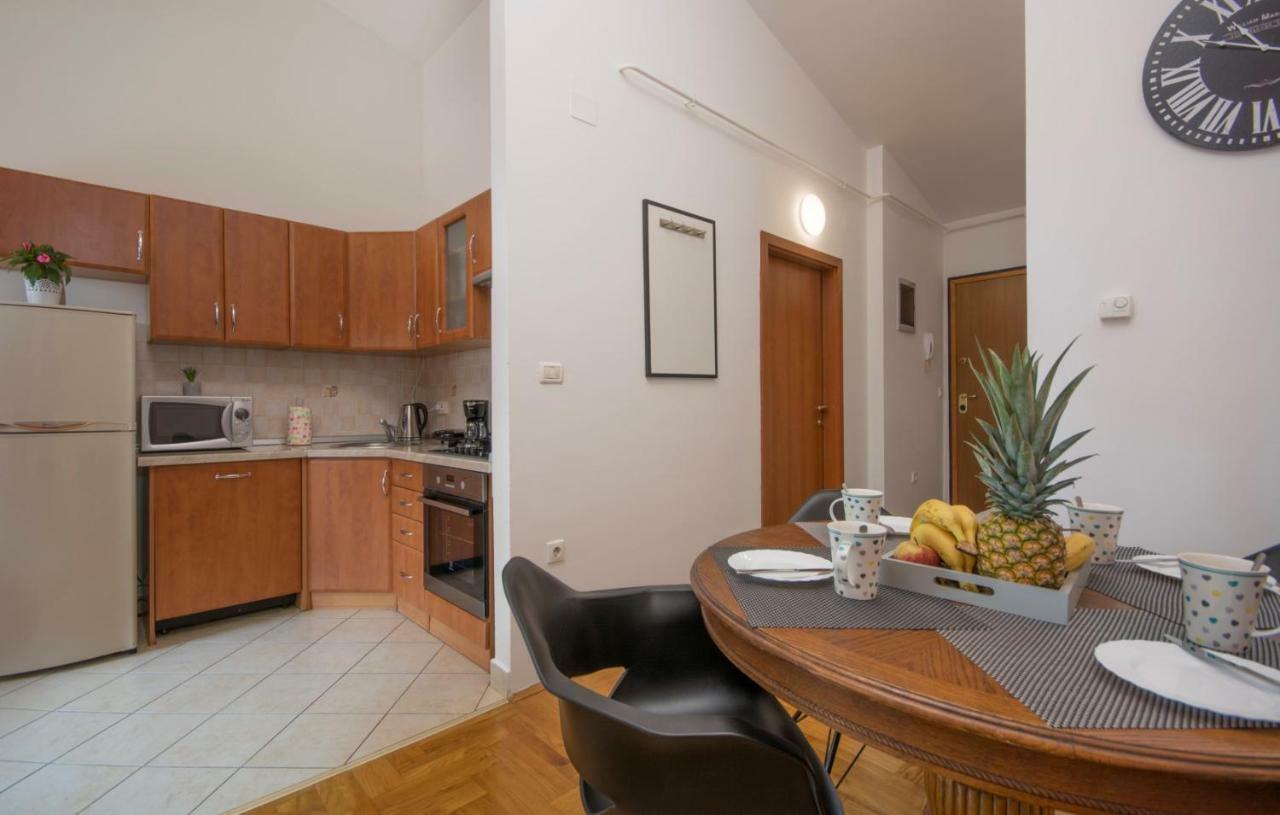 City Centre Sea View Apartment Пула Экстерьер фото